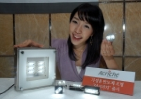 서울반도체는 세계 최초로 컨버터 없이 일반 가정 및 산업용 220볼트 AC(교류)전원에 직접 꽂아 사용하는 반도체 조명 ‘아크리치’를 출하한다고 밝혔다.