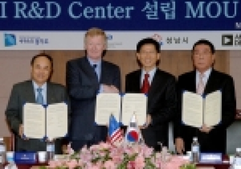 좌로부터 홍기화 KOTRA 사장, Mr. Robbie AcAdam ADI 부사장, 김문수 경기도지사, 이대엽 성남시장 