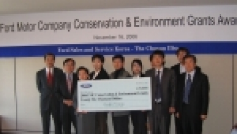 16일 프레스센터에서 있은 2006년 포드 환경후원프로그램 시상식에서 포드코리아 정재희 대표(왼쪽 첫번째)와 수상단체들이 기념촬영을 하고 있다