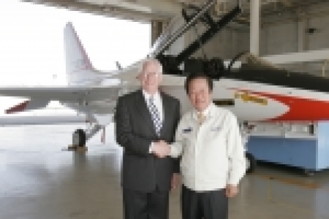 KAI 정해주사장과 美 록히드마틴社 랄프 디 히스(Ralph D. Heath) 사장이 양사간의 전략적 협력관계를 강화하기 위한 양해각서 (MOU)를 체결한 후 국산 초음속 고등훈련