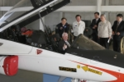 美 록히드마틴社 랄프 디 히스(Ralph D. Heath) 사장이 국산 초음속 고등훈련기 조종석에서 포즈를 취하는 모습