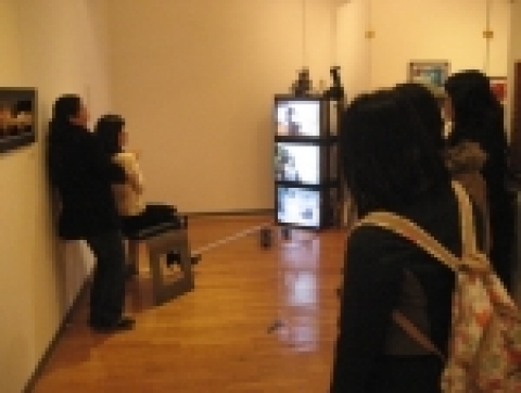 상명대학교 사진과 졸업 작품 전시회에서 로봇 포토그래퍼라는 이색 작품이 많은 이목을 받고 있다.