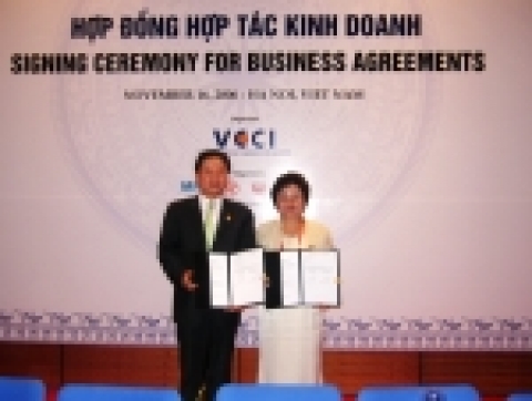 한화국토개발(주) 김관수 대표이사와 킹스밸리사 응아 회장(Ms. Nga) 