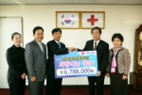 경남은행 지역공헌부 천호진 부장(사진 왼쪽 세번째)이 대한적십자사 이상기 사무국장에게 사랑나눔 성금을 전달하고 있다.