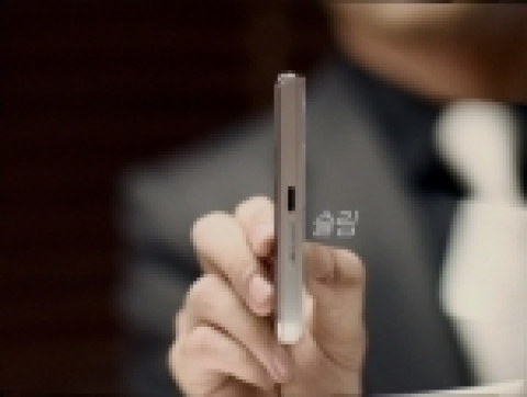 스카이의 슬림 슬라이드 ‘IM-S130 시리즈(IM-S130:SKT용, IM-S130K:KTF용)의 TV CF가 TV광고 전문 사이트인 TVCF(www.tvcf.co.kr)에서 네티즌들의 호평을 받는 등 화제를 불러 일으키고 있다.