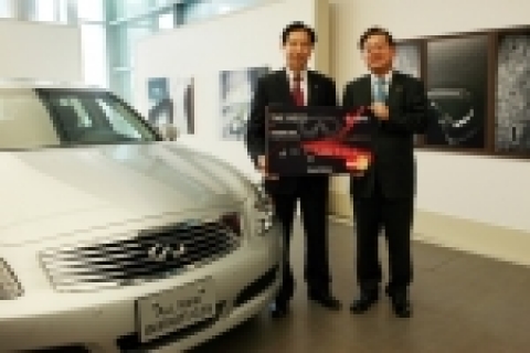 글로벌 럭셔리 브랜드 인피니티(www.infiniti.co.kr)의 공식딜러인 한미모터스는 지난 7일 한미모터스 전시장에서 LG카드사와 제휴를 맺고, 인피니티 고객들에게 프리미엄 