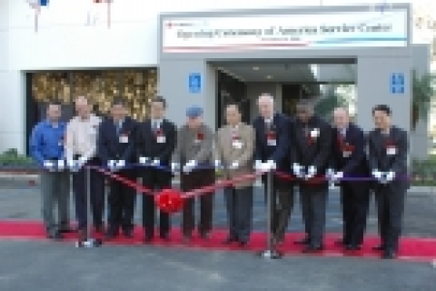 LG.Philips LCD의 주요고객들이 미국고객서비스센터 개소식에 참석하여 테이프커팅을 하고 있다.