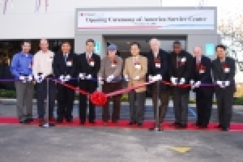 LG.Philips LCD의 주요고객들이 미국고객서비스센터 개소식에 참석하여 테이프커팅을 하고 있다.