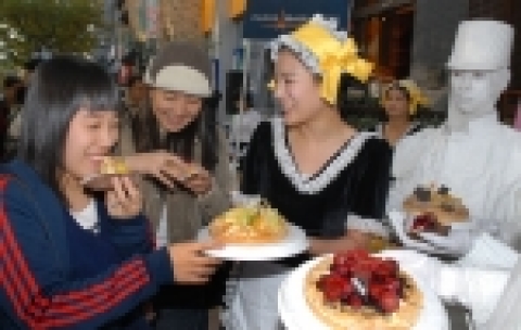 파리바게뜨는 17일 파라바게뜨 명동점에서 신제품 파티케이크인 ‘파리바게뜨 타르트’ 출시 기념 프로모션을 진행하였다.