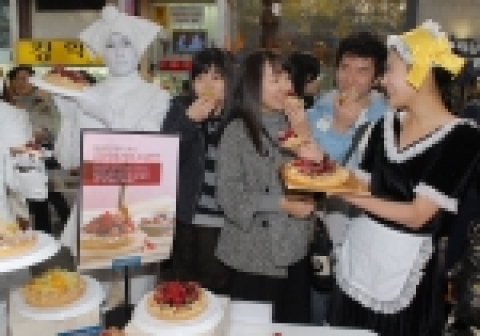 파리바게뜨는 17일 파라바게뜨 명동점에서 신제품 파티케이크인 ‘파리바게뜨 타르트’ 출시 기념 프로모션을 진행하였다.