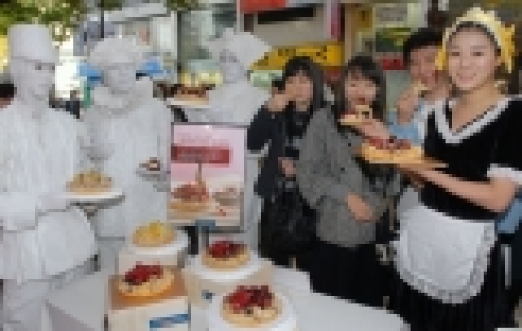 파리바게뜨는 17일 파라바게뜨 명동점에서 신제품 파티케이크인 ‘파리바게뜨 타르트’ 출시 기념 프로모션을 진행하였다.