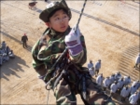 지난해 해병대캠프에 참가한 이훈민(서울 중랑초등학교 4학년)군이 유격훈련장에서 레펠 준비를 하고있다.