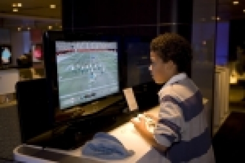 방문객 1백만명을 돌파한 삼성체험관에서 뉴요커들이 최신 삼성전자 디지털 제품을 사용하고 있다