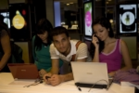 방문객 1백만명을 돌파한 삼성체험관에서 뉴요커들이 최신 삼성전자 디지털 제품을 사용하고 있다