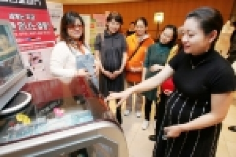 삼성전자가 매터니티스쿨'(www.maternityschool.co.kr)과 함께 진행하는“하우젠 은나노 체험행사”에 참가한 예비엄마들이 은나노 입자의 세탁 과정을 눈으로 