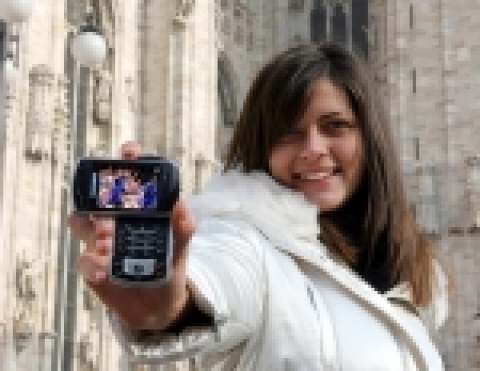 삼성전자는 19일 HSDPA 기술을 적용한 DVB-H폰(SGH-P930)을 이탈리아의 텔레콤 이탈리아(TI)에 이달 중에 공급한다고 밝혔다.
이탈리아 밀라노 두오모 성당 앞에서 