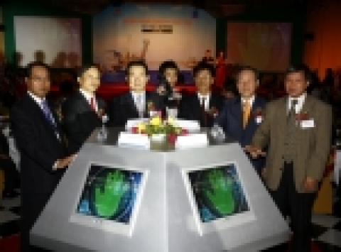 장석정 대성 사장, PV 베트남 국영석유사장, 정세균 장관, 황두열 석유공사 사장이 터치 버튼을 누루고 있다