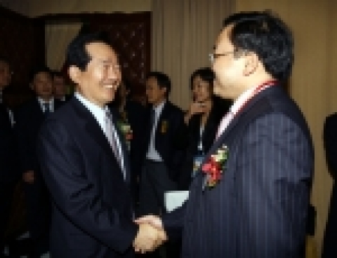 정세균장관과 베트남 공업부 장관이 악수를 나누고 있다