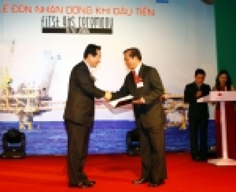 정세균 장관이 PV 베트남 국영석유 사장에게 대통령 표창을 전수하는 장면