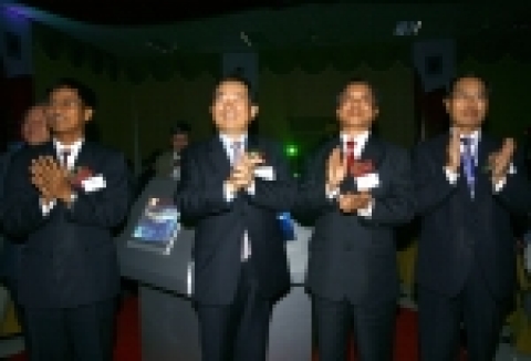 터치버튼을 누른후 박수를 치고 있다