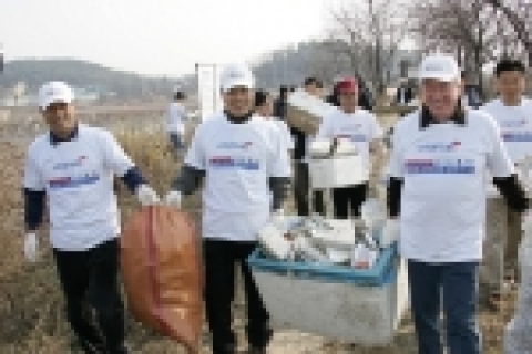 11월 18일 ‘씨티그룹 글로벌 자원봉사의 날’에 인천소래생태공원에서 (좌로부터) 박찬근 노조위원장, 하영구 한국씨티은행 은행장, 스티브 롱(Stephen Long) 씨티그룹 인터