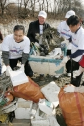 11월 18일 ‘씨티그룹 글로벌 자원봉사의 날’에 인천소래생태공원에서 (좌로부터) 하영구 한국씨티은행 은행장, 스티브 롱(Stephen Long) 씨티그룹 인터내셔널 최고경영자, 