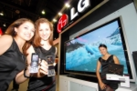 LG전자가 중동 및 아프리카 최대 IT 전시회인 GITEX 2006에 참가했다. 올해로 26주년을 맞은 이 전시회에 102인치 PDP TV, 초콜릿폰, 
10.6인치 태블릿 노트