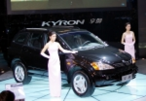 자동차가 이번 행사에서 카이런을 모터쇼 도우미와 함께 공개하고 있는 모습.
