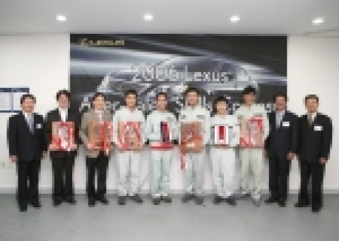 왼쪽부터 한국토요타자동차 대표이사 치기라 타이조, 렉서스 서비스 기능 경진 대회 우승자들, 토요타자동차 서비스 기술부 인재 육성실 이지마 요시오, 한국토요타자동차 서비스담당이사 타