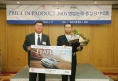 다임러크라이슬러 코리아 전우택 부사장이 우승자인 강남전시장의 최우석 씨에게 상패를 전달하고 있다.