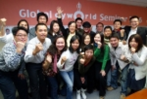 지난 17일 SK커뮤니케이션즈 서대문 사옥에서 열린 제 1회 글로벌 싸이월드 세미나에서 유현오 대표(뒷줄 왼쪽에서 4번째)와 각국 싸이월드 현지법인 직원들이 글로벌 싸이월드의 도약