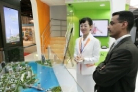 U-city 환경을 관리하는 관제 플랫폼인 KT-MOS 솔루션에 대해 관심을 보이는 현지 관람객