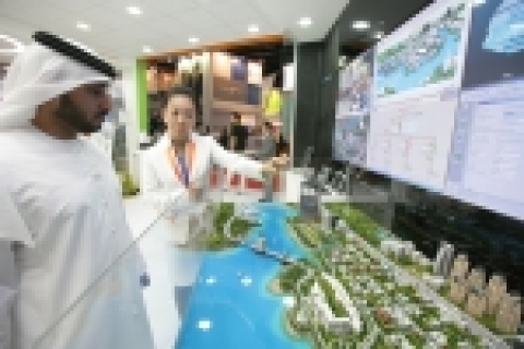 각종 멀티미디어 컨텐츠와 즐거움이 제공되는 미래의 정거장인 U-Station에 대해 도우미의 설명을 듣고 있는 두바이 관람객