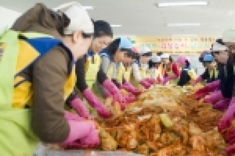 사랑의 김장 담그기 현장에 손길이 분주하다