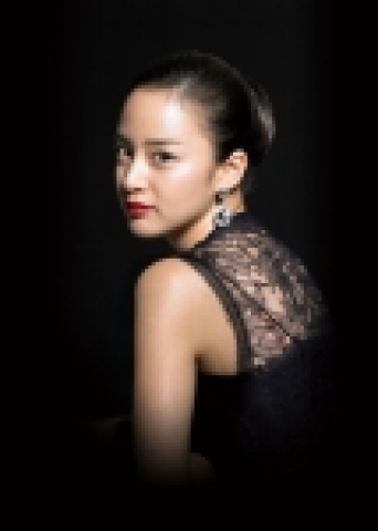 지난8월 ‘헤라(HERA)’의 브랜드 모델로 아모레퍼시픽과 모델 계약을 맺으며 6년 만에 친정으로 복귀한 영화배우 겸 탤런트 김태희(26)가 ‘헤라’의 뮤즈로 본격적인 활동을 시작했다.