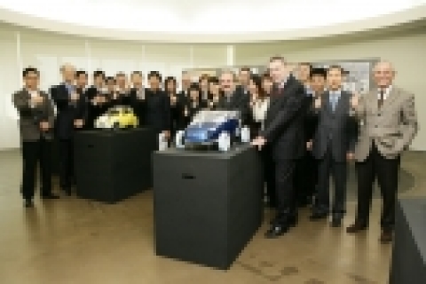 르노삼성자동차 장 마리 위르띠제 대표이사와 르노그룹 관계자 및 홍익대 학생이 함께한 가운데 기흥 테크니컬센터에서 본인들이 만든 작품앞에서 기념사진을 찍은 모습