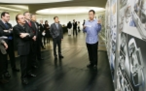 홍익대학교 학생이 르노그룹 디자인 총괄 수석부사장 패트릭 르 께몽(좌측에서 두번째) 앞에서 자신의 작품에 대한 프리젠테이션을 하고 있는 모습