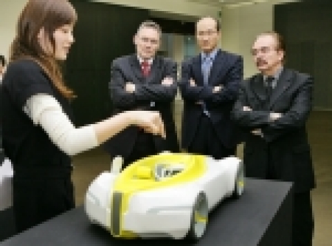 홍익대학교 산업디자인학과 여대생이 자신의 작품에 대해 르노삼성자동차 장 마리 위르띠제 사장(좌측), 르노삼성자동차 디자인센터장 남궁재학 상무(가운데), 르노그룹 디자인총괄 수석부사