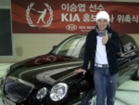 기아자동차㈜는 최근 기아차 압구정동 국내영업본부 사옥에서 기아차 조남홍 사장 등 기아차 관계자 50여명이 참석한 가운데 국내훈련을 위해 귀국한 이승엽 선수 부부에게 뉴오피러스 2대