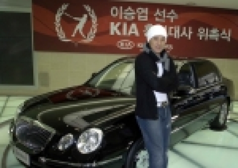 기아자동차㈜는 최근 기아차 압구정동 국내영업본부 사옥에서 기아차 조남홍 사장 등 기아차 관계자 50여명이 참석한 가운데 국내훈련을 위해 귀국한 이승엽 선수 부부에게 뉴오피러스 2대