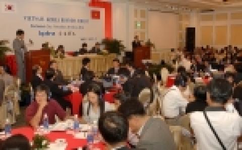 KOTRA(사장: 洪基和)는 20일 베트남에서 무역협회와 공동으로 대규모 비즈니스 포럼과 무역상담회를 개최했다.