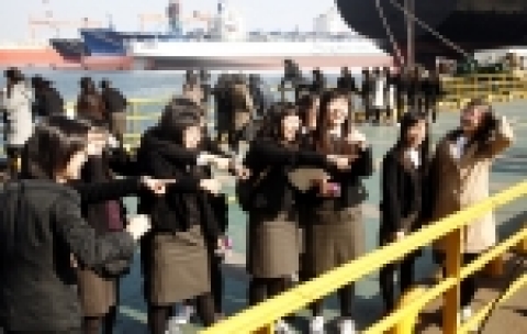 현대중공업의 산업시설 초청 견학에 참가한 고3 학생들이 선박건조현장을 돌아보고 있다.