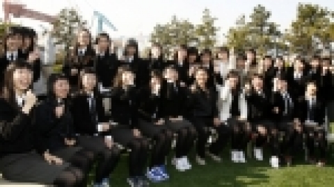 현대중공업의 산업시설 초청 견학에 참가한 고3 학생들이 선박건조현장을 돌아보고 있다.