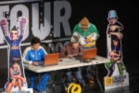 그루브파티 게임 대결을 펼치고 있는 '크래쉬'와 '팝핀 현준'