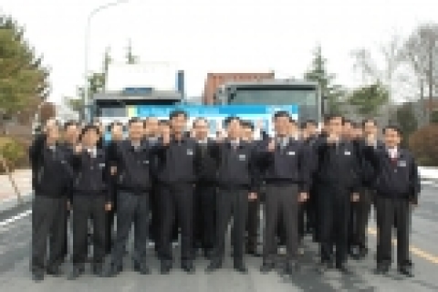 올 1월 12일 부여조폐창에서 있었던 인도네시아 1000 루피아 은행권용지 1차분 1,890연(3컨테이너 분, 약 39톤) 출고식 장면