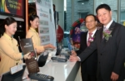 KB국민은행의 원효성  신용카드그룹 부행장(오른쪽)과 CJ CGV의 박동호 대표이사(오른쪽)가 21일 CGV 압구정점에서 'KB CGV 매니아 카드' 출시 기념식