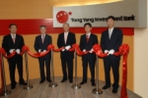 개소식에서 테이프커팅을 하고 있는 모습. 좌측으로부터 백창기 동양종합금융증권(이하 생략) 전무, 전상일 사장, 현재현 회장, 최일구 사무소장, 백도관 상무.