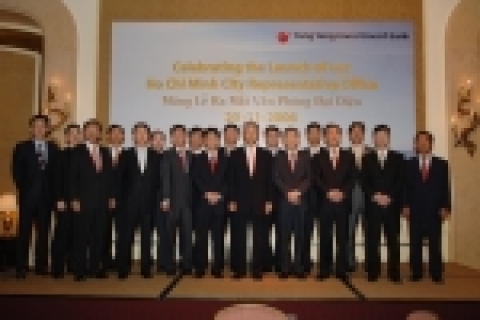 개소식후 기념사진. 주요인사는 우측으로부터 네번째 전상일 사장, 현재현 회장, 최일구 사무소장.
