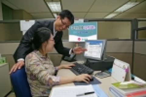 경남은행 직원이 중소기업을 위한 맞춤형 기업종합 자금관리서비스(CMS: Csah Management Service)‘KNB U-Cash expert’를 설명하고 있다.