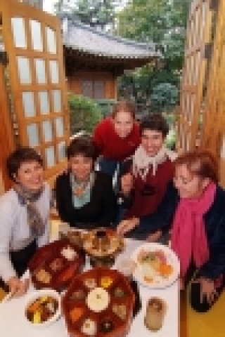 한국체험 나들이에 참가한 주재원 가족 일행들이 동래별장에서 궁중요리를 맛보고 있다.